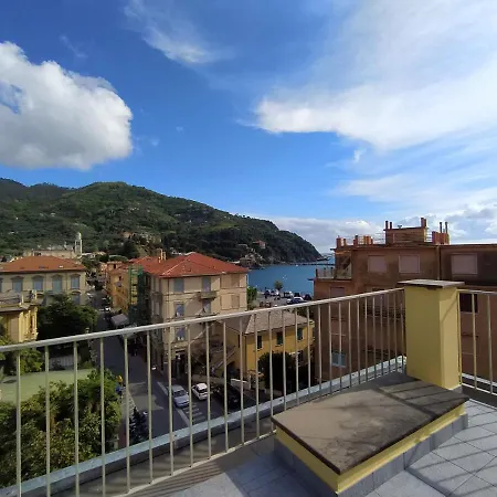 Monia House Sea View شقة