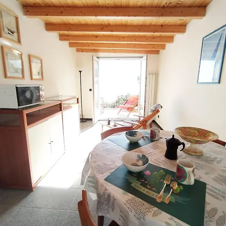 Monia House Sea View شقة *